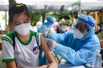 Duoc tiem vaccine, hoc sinh TP.HCM co the toi truong som hon hinh anh