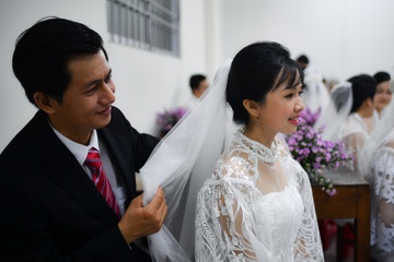 Dam cuoi muon cua 20 y bac si sau khi chong dich tai TP.HCM hinh anh