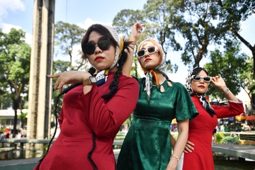 Gioi tre TP.HCM dien ao dai xuong pho trong chu nhat cuoi cung cua nam hinh anh