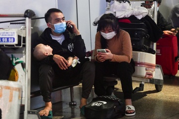 Nhieu nguoi met moi cho bay tai Tan Son Nhat toi 28 Tet hinh anh
