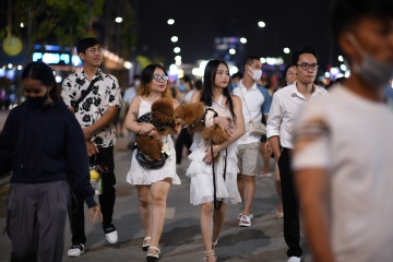 Cong vien bo song Sai Gon dong nghit nguoi vao buoi toi hinh anh