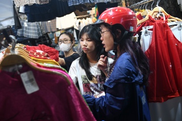 Do xo sam Tet toi 1h sang o pho thoi trang TP.HCM hinh anh