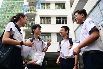 'The he cot nha' vao de thi chuyen Van truong Pho thong Nang khieu hinh anh