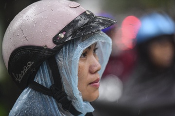 Phu huynh o TP.HCM doi mua lon don thi sinh sau buoi thi mon Toan hinh anh