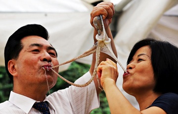 An banh mochi, bach tuoc co the gay chet nguoi? hinh anh