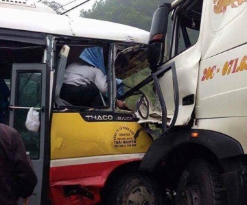 Xe buyt dam xe tai tren cao toc, mot nguoi chet hinh anh