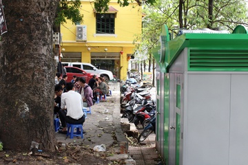 Nha ve sinh cong cong xay xong khoa cua hinh anh