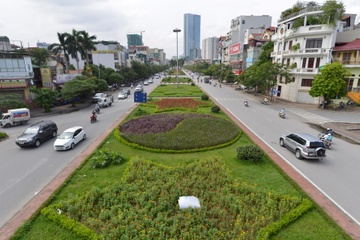 Xen 16 m dai phan cach mo rong duong Nguyen Chi Thanh hinh anh
