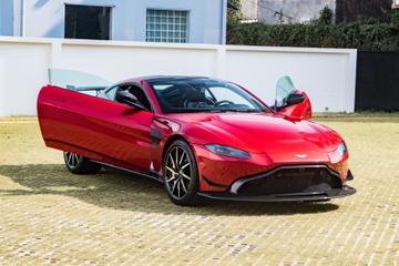 Minh Nhua mua Aston Martin Vantage anh 2