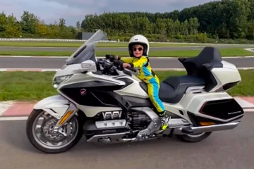 Cau be 3 tuoi lai moto 1.800 cc hinh anh