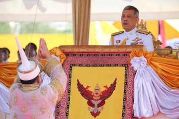 Dan thuong ket hon hay quoc vuong dang co, nguoi Thai deu di xem boi hinh anh