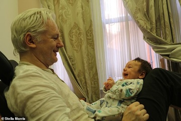 Vi sao nha sang lap WikiLeaks bi mat sinh 2 con khi o DSQ tai Anh? hinh anh