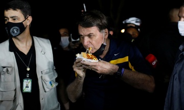 TT Brazil bi len an 'giet nguoi' vi ra ngoai an xuc xich giua dai dich hinh anh