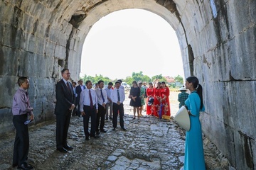 Bo Ngoai giao tra loi ve viec nang cap len Doi tac chien luoc voi My hinh anh