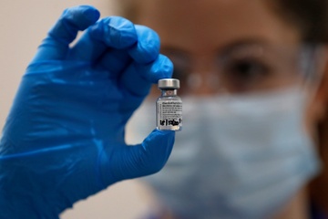 Cuoc chay dua ‘song con’ giua vaccine va cac bien chung virus moi hinh anh