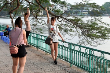 Vi sao co phu nu nuoc ngoai trinh bao chung ta moi de y viec quay roi? hinh anh
