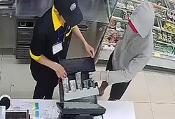 Cong an dieu tra vu cuop trong cua hang tien loi o TP.HCM hinh anh