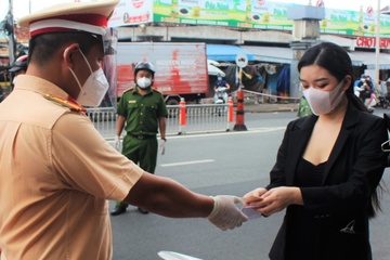 Ngay dau canh sat kiem tra ngau nhien nguoi di duong o TP.HCM hinh anh
