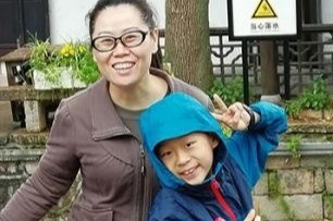 Ky nghi dong bat thuong cua cau be co me toi Vu Han nhan nhiem vu hinh anh