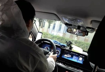 Tai xe taxi Vu Han nho nhung ngay tac duong, chap nhan lai xe mien phi hinh anh