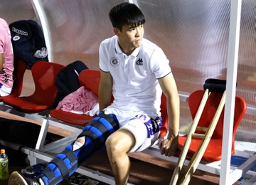 Tien Dung, Dinh Trong va dong doi dong vien Duy Manh sau chan thuong hinh anh