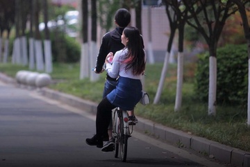 Sinh vien Trung Quoc mong truong day ve chuyen hen ho, tinh duc hinh anh