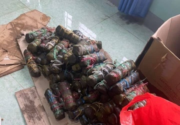 Thay phien nhau lam 4.000 banh chung, 2.000 suat xoi gui vung lu hinh anh