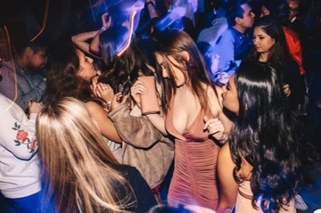 Gioi nha giau Hong Kong thanh nan nhan cua lan song Covid-19 thu tu hinh anh