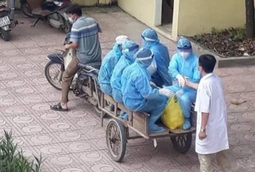 Cho tinh nguyen vien, bac si chong dich bang xe keo hinh anh