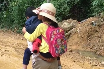 Ong bo Tuyen Quang dat tay, cong con gai di hoc moi ngay hinh anh