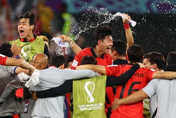 Tong thong Han Quoc mo tiec chao mung tuyen bong da sau World Cup hinh anh