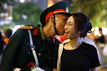 Chien si dieu binh hon ma, om cham ban gai sau nhieu ngay xa cach hinh anh
