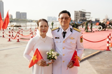 Anh cuoi o Ben Bach Dang sau 28 nam ket hon cua vo chong cuu quan nhan hinh anh