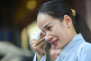 Phat tu bat khoc khi chiem bai Xa loi Trai tim Bo tat Thich Quang Duc hinh anh