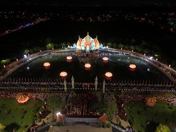 Hon 35.000 hoa dang sang lung linh o Dai le Vesak nhin tu tren cao hinh anh