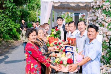 Dam cuoi cap doi mien Tay lech 22 tuoi gay sot voi dan bo lao be trap hinh anh