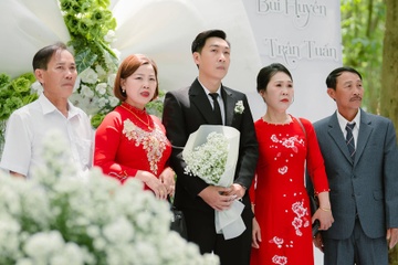 Dam cuoi vang co dau, chu re mot minh lam le khien hai ho thuong cam hinh anh
