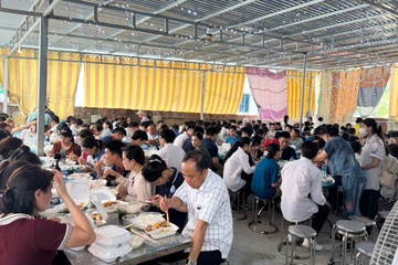Bếp ăn 0 đồng đông khách như tiệc cưới trong ngày thi tốt nghiệp THPT