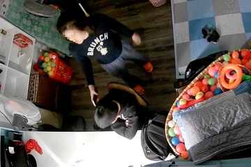 Gia dinh tiet lo tinh trang be 13 tuoi 'keu cuu' vi me ke bao hanh hinh anh