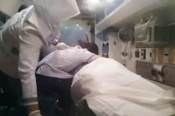 Dung xe cuu nguoi tai nan o duong, y ta oa khoc nhin ban trai hap hoi hinh anh