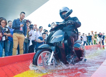 Troi mua di xe dien co an toan khong? hinh anh