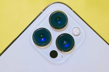 Cham den o cum camera iPhone 12 Pro la vu khi bi mat cua Apple hinh anh