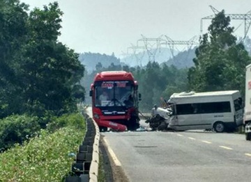 Hai xe khach dau dau, tai xe thiet mang tren ghe lai hinh anh