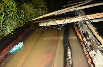 Canh sat vuot 20 km, theo dau bat cano keo go lau tren song hinh anh