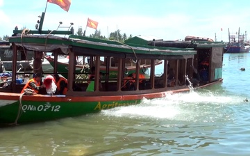 Bien phong cuu ho tau du lich chim tren bien hinh anh
