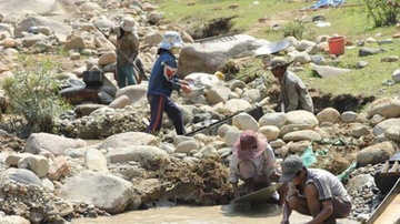 Khoi to nam thanh nien dam chet phu vang hinh anh