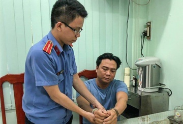 Dai uy cong an 'lam an' voi nguoi bi giam hinh anh