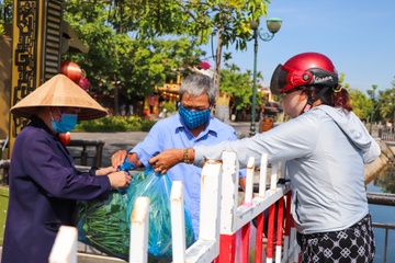 Quang Nam ho tro tien cho nguoi dan o khu vuc phong toa hinh anh