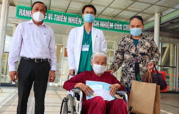 Cu ba 100 tuoi khoi Covid-19 hinh anh