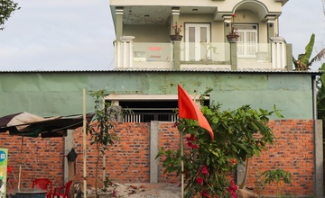 Ong Tai khong sai khi xay tuong chan cong nha hang xom hinh anh